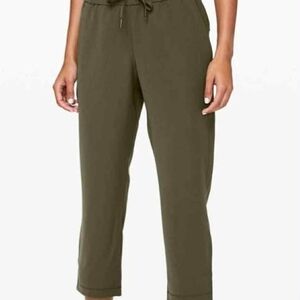 Lululemon On The Fly Crop *Woven 23" - Sz 10
